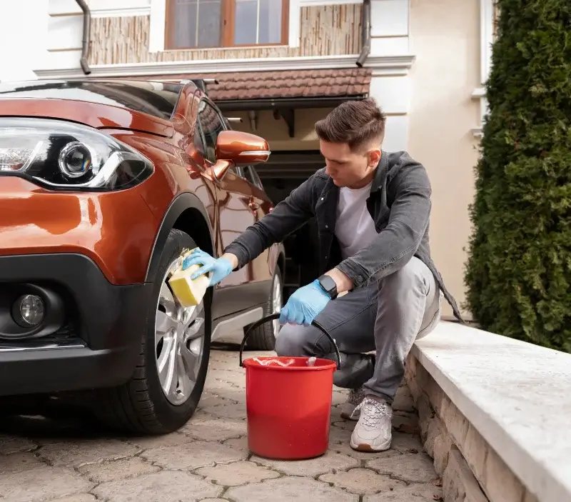 Lavage auto à domicile Coulanges-la-Vineuse : professionnel intervenant sur un véhicule